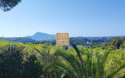 Beautiful Mediterranean villa with guest house and panoramic views.